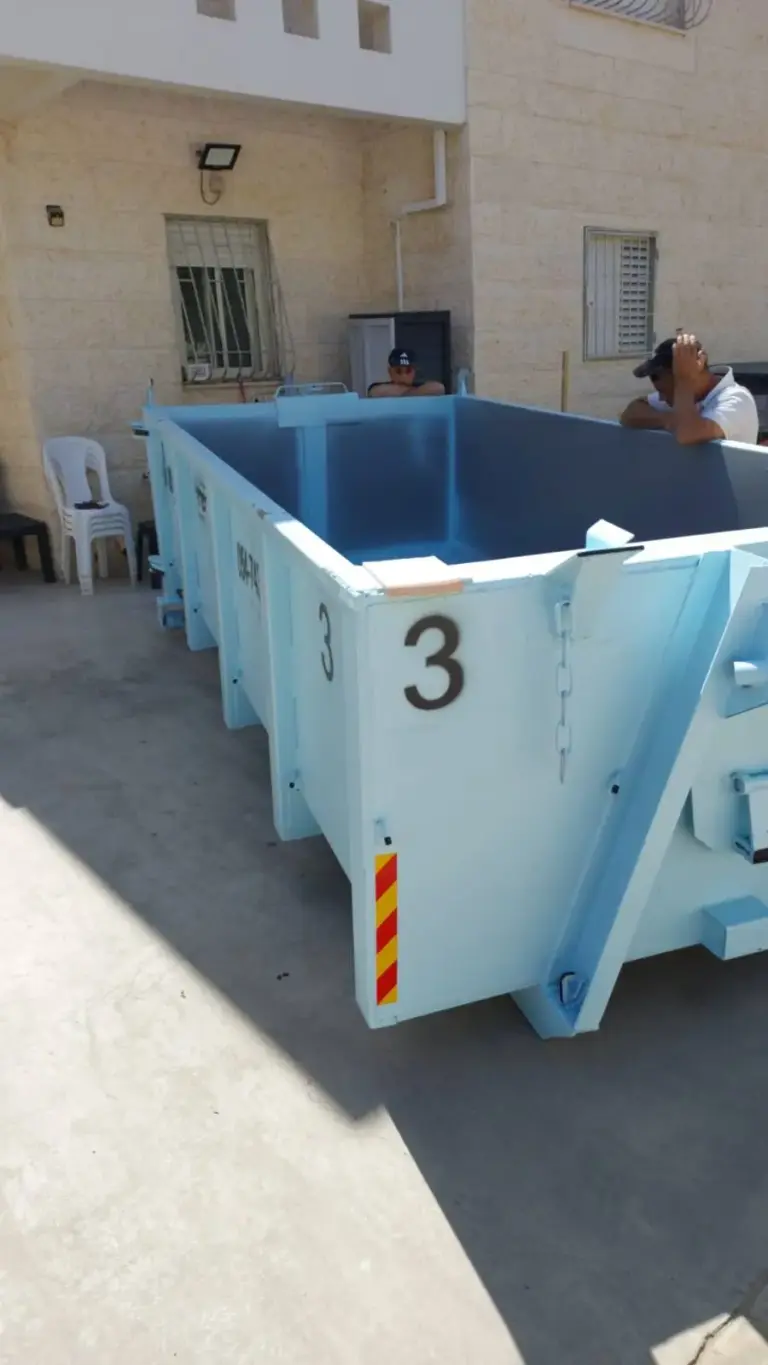 מכולה גדולה להצבה בחצר פרטית